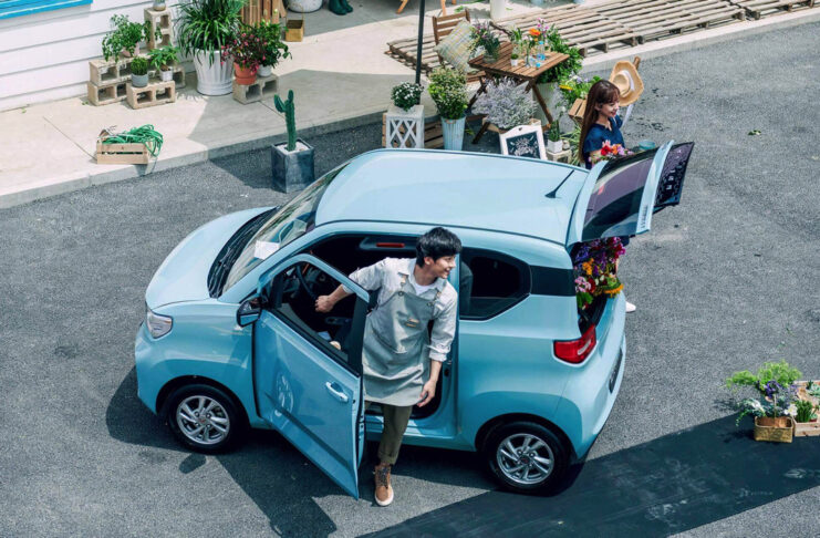 La mini auto elettrica cinese da 3.700 euro sfida Tesla