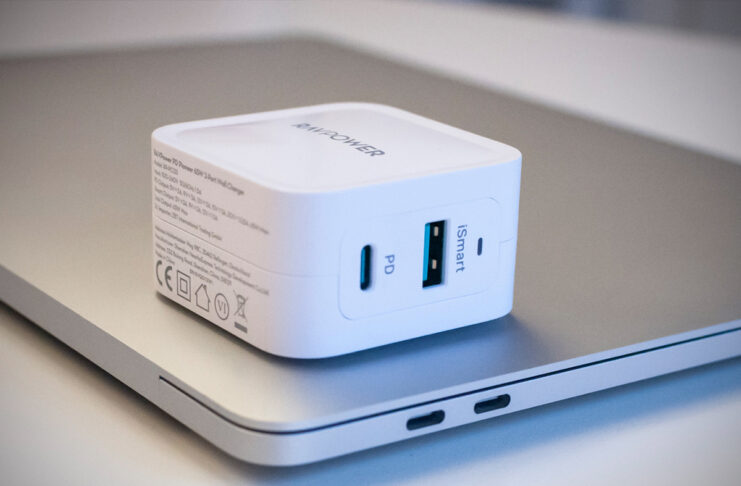 Recensione RAVPower PD Pioneer 65W: il caricabatterie che si sdoppia in potenza e comodità