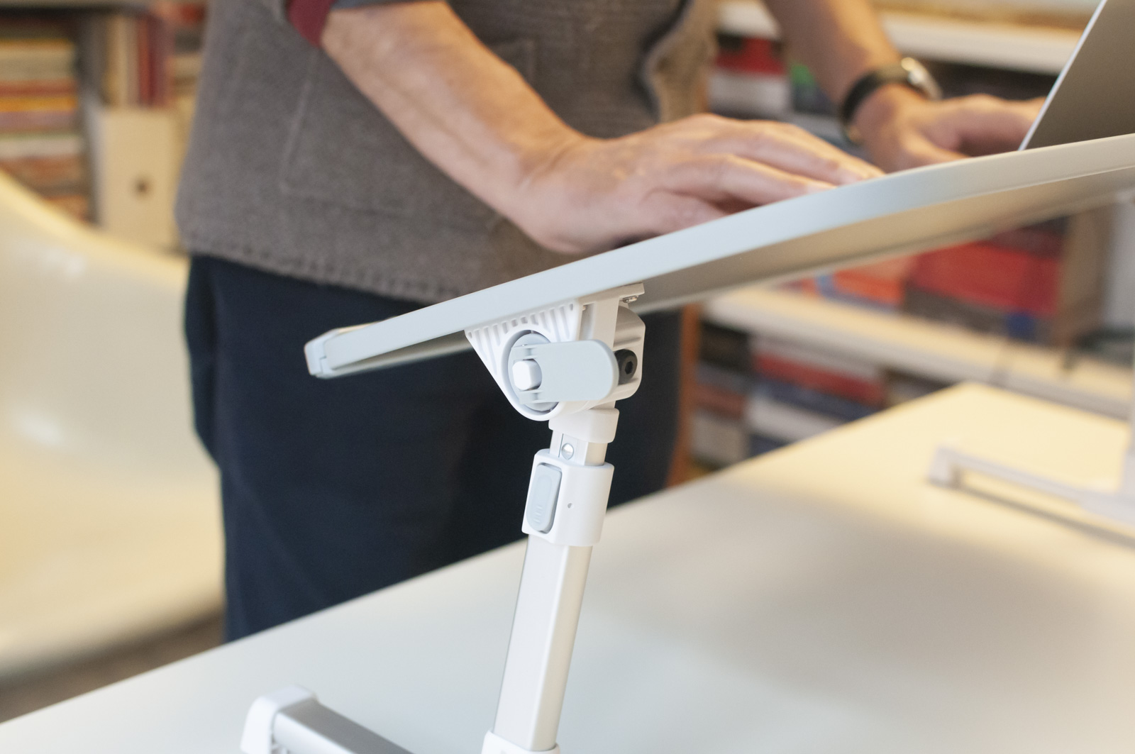 Recensione Taotronics Laptop Standing Desk, smart working comodo e intelligente