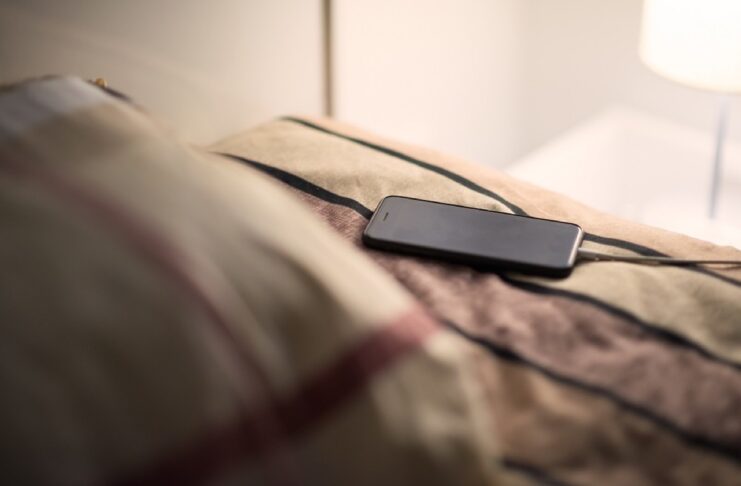 Esploso un caricatore iPhone: ustioni al volto per un utente inglese