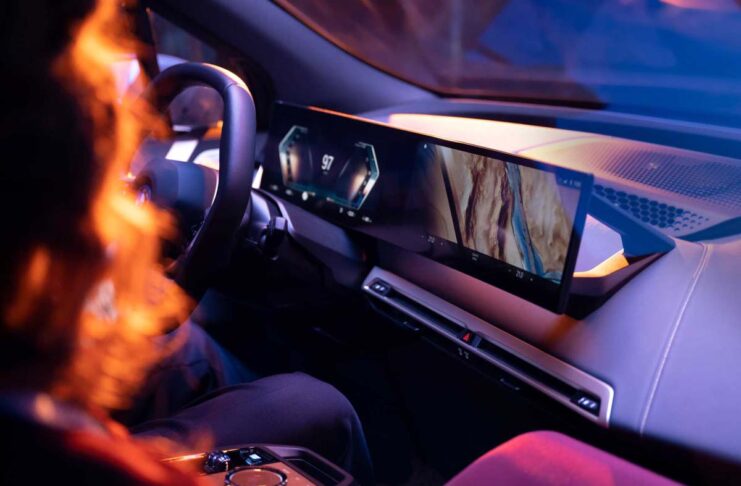 Il sistema di infotainment iDrive 8 di BMW usa machine learning e comprende il parlato