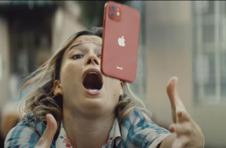 “Fumble”, lo spot di iPhone 12 che evidenza la protezione Ceramic Shield