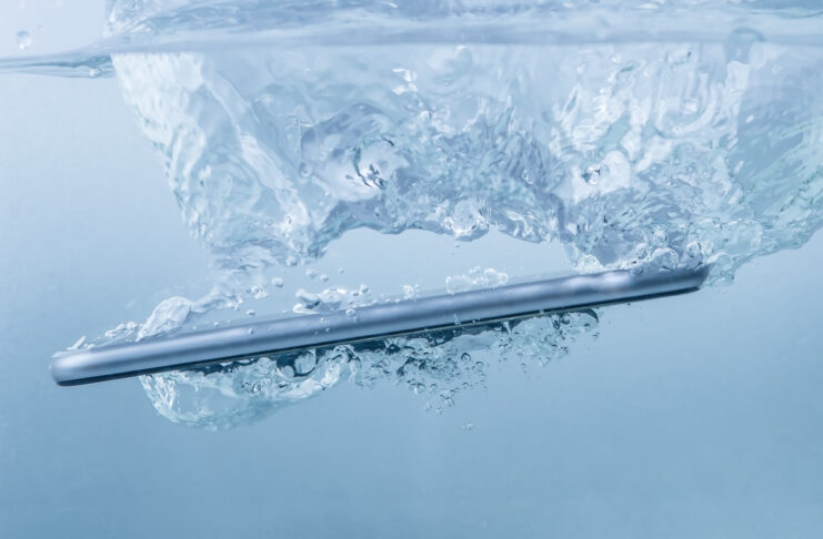 iPhone 11 sopravvive 6 mesi in un lago