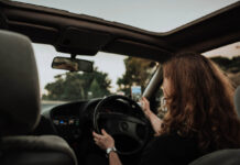 La peggiore abitudine in auto per tutti: parlare al telefono mentre si guida L’abitudine in auto considerata peggiore è l’uso del telefono mentre si guida