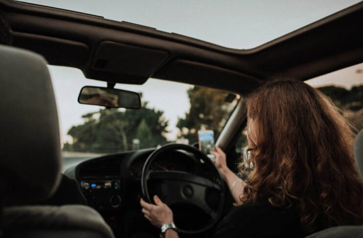 L’abitudine in auto considerata peggiore è l’uso del telefono mentre si guida
