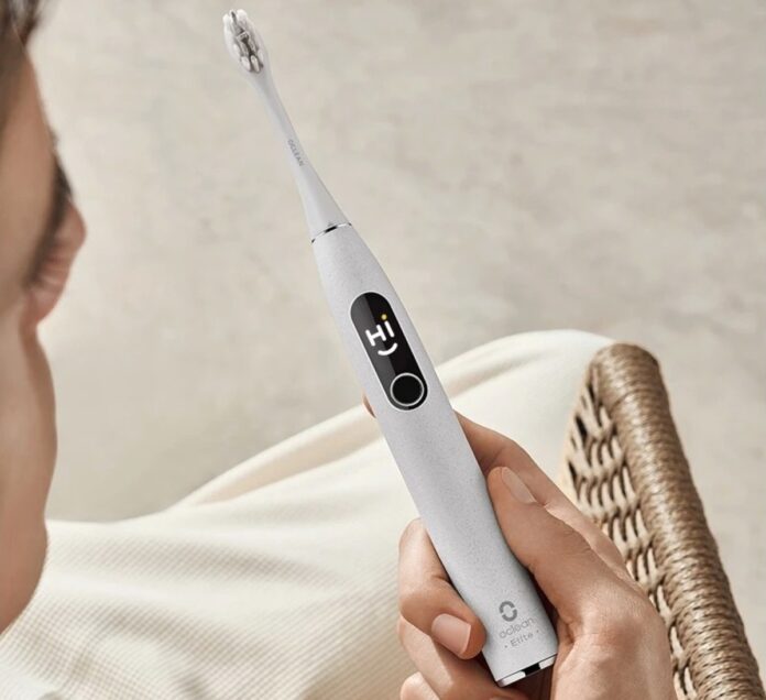 Oclean X Pro Elite, lo spazzolino sonico smart con ricarica veloce Qi 2.0 è una vera bomba