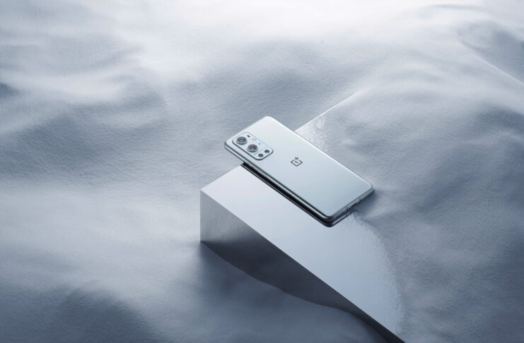 OnePlus 9 brillano per fotografia Hasselblad, display e ricarica