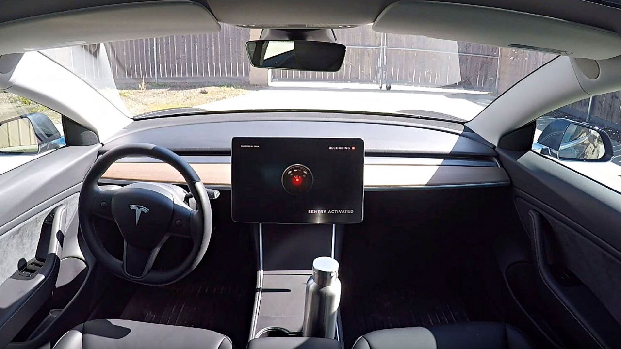 La Cina vieta le Tesla nella basi militari