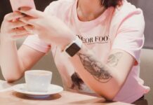 Creato il primo tatuaggio OLED che si illumina sulla pelle Creato il primo tatuaggio OLED che si illumina sulla pelle