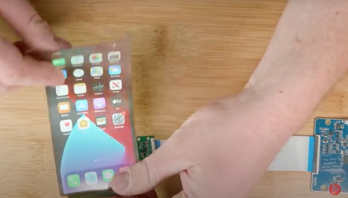 AAA iPhone pieghevole cercasi, uno youtuber vuole costruirselo