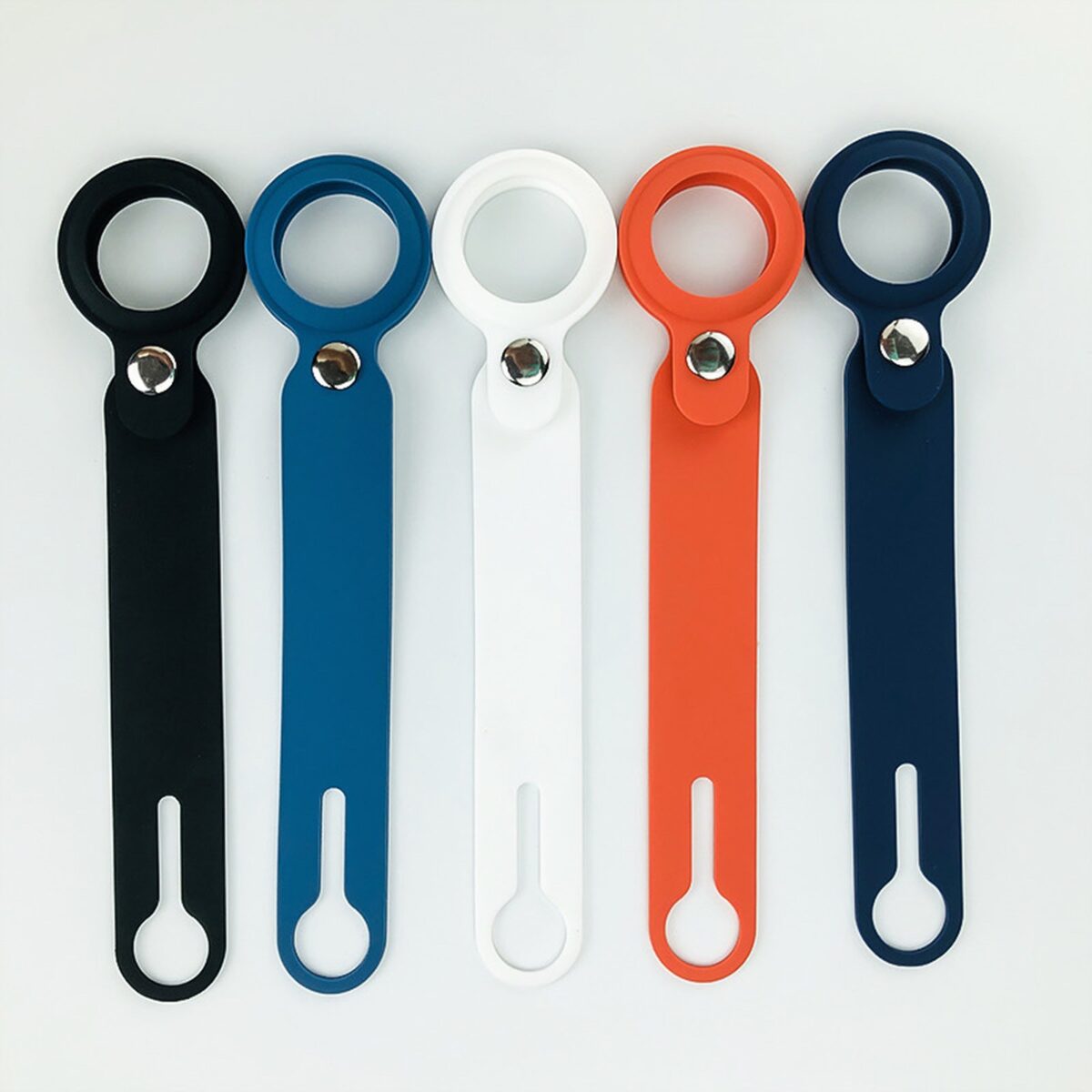 Le foto dei cinturini in silicone porta-AirTag di terze parti