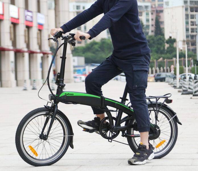 FAFREES è la bici elettrica pieghevole con motore da 250W, in offerta a 733 euro