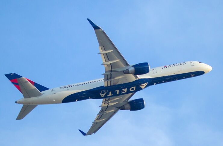 Delta Air Lines compra iPhone 12 per tutti gli assistenti di volo