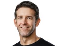 Il vice presidente senior John Ternus nella pagina di Apple dedicata ai dirigenti