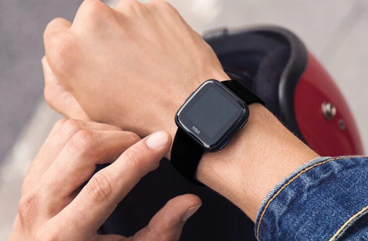 Fitbit Versa adesso costa solo 66,95 euro con codice sconto