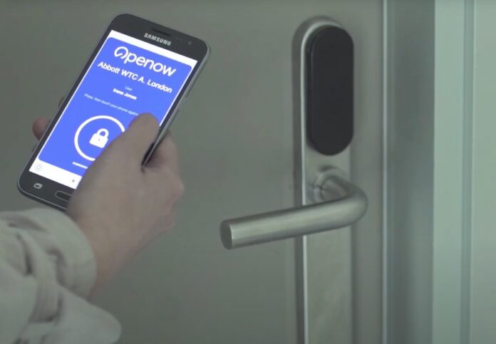 La placca maniglia Smartair imax di Assa Abloy apre con Bluetooth e RFID