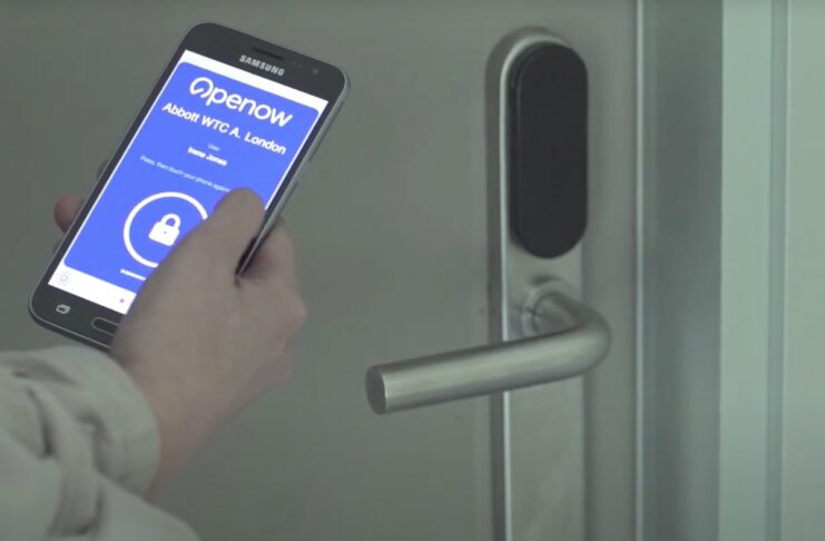 La placca maniglia Smartair imax di Assa Abloy apre con Bluetooth e RFID