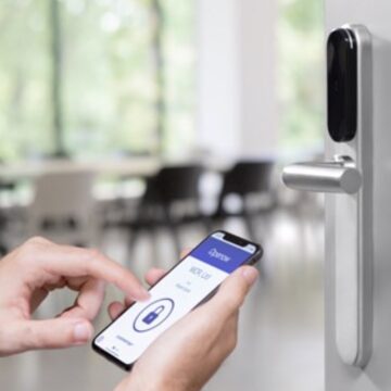 La placca maniglia Smartair imax di Assa Abloy apre con Bluetooth e RFID