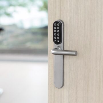 La placca maniglia Smartair imax di Assa Abloy apre con Bluetooth e RFID