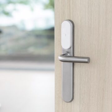 La placca maniglia Smartair imax di Assa Abloy apre con Bluetooth e RFID