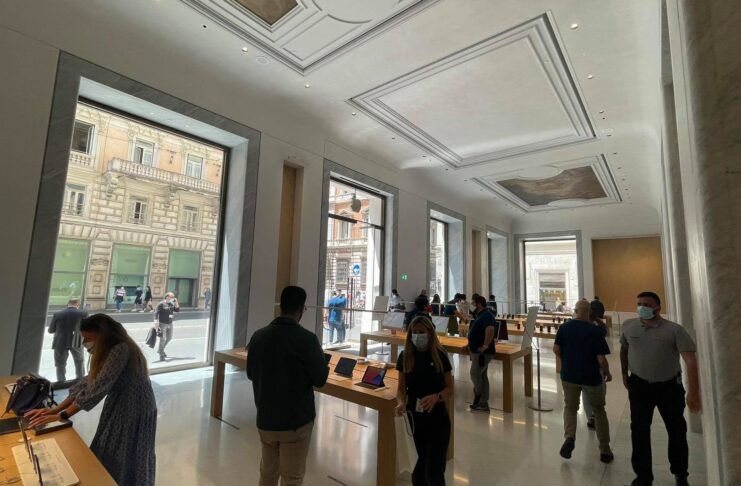 Apple Store Via del Corso, nuove foto (anche quella del primo iMac venduto)
