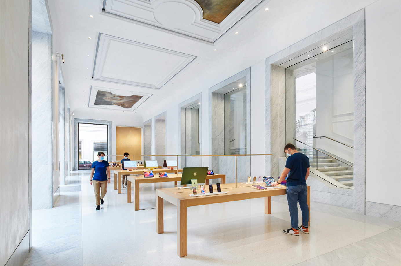 Apple Store Via del Corso, nuove foto (anche quella del primo iMac venduto)