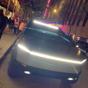 Tesla Cybertruck sconvolge le strade di New York