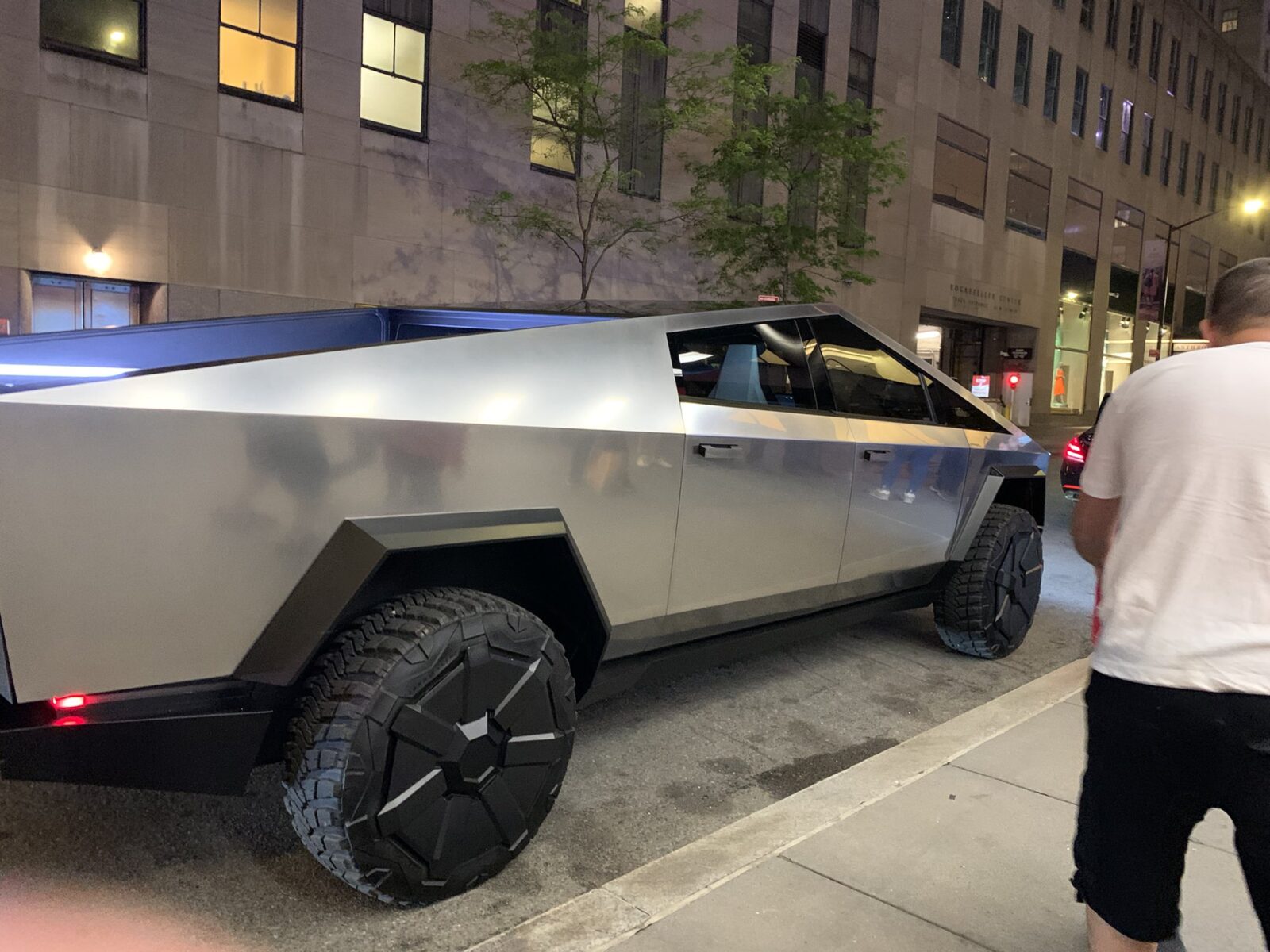 Tesla Cybertruck, il prezzo sale, costerà più del previsto