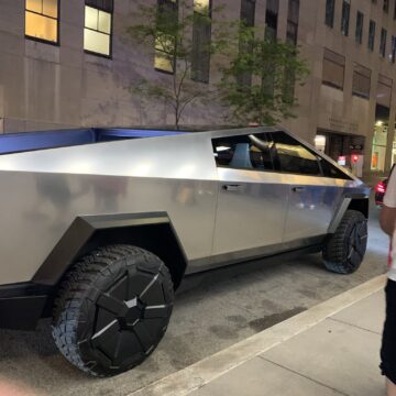 Tesla Cybertruck sconvolge le strade di New York