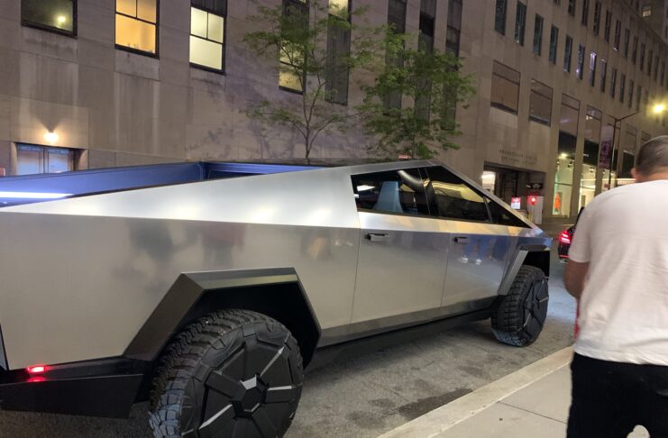 Tesla Cybertruck sconvolge le strade di New York