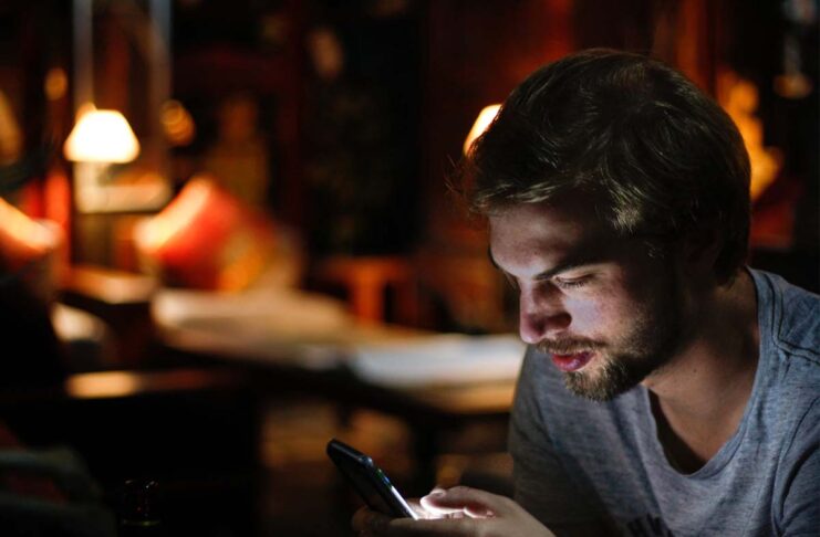 A letto e anche in bagno: 1 italiano su 2 non rinuncia mai al cellulare