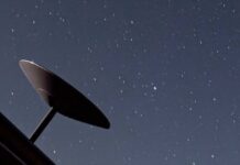 La carovana di luci nella notte. Ecco Starlink di Elon Musk La carovana di luci nella notte. Ecco Starlink di Elon Musk