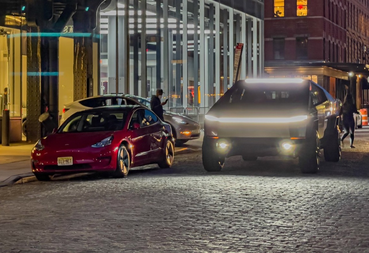 Tesla Cybertruck sconvolge le strade di New York Tesla Cybertruck sconvolge le strade di New York