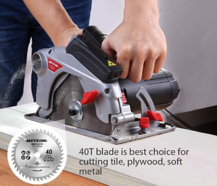 Su Amazon la sega circolare Meterk da 1500W si acquista a 55,98 euro
