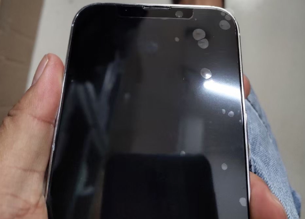 iPhone 13, la marcia dei cloni con notch e fotocamere rivisti