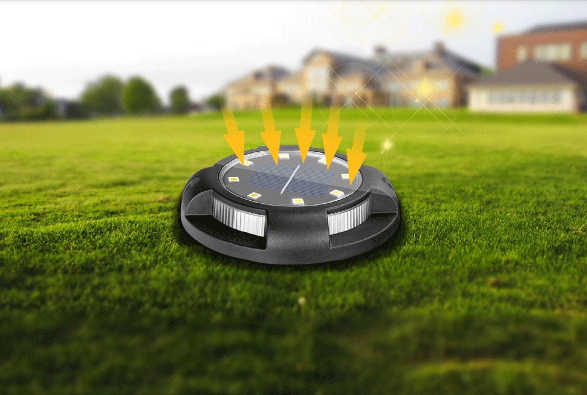 Quattro lampade solari da giardino con LED bianchi e RGB a 15,99 euro Quattro lampade solari da giardino con LED bianchi e RGB a 15,99 euro