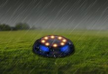 Quattro lampade solari da giardino con LED bianchi e RGB a 15,99 euro