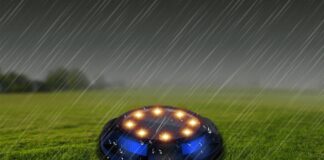 Quattro lampade solari da giardino con LED bianchi e RGB a 15,99 euro
