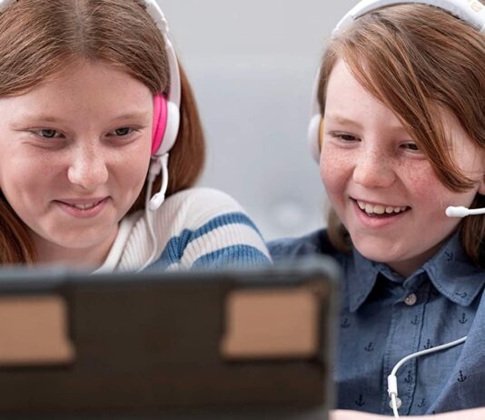 Dopo l’Australia, anche la Danimarca vuole impedire agli adolescenti l’accesso ai social media Arrivano le nuove cuffie BuddyPhones School+ per bambini di Onanoff