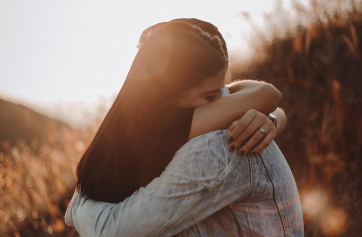 Pandemia o no, gli italiani non rinunciano agli abbracci