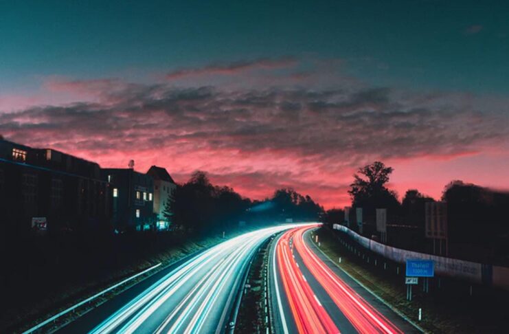 Un’autostrada in cemento magnetico per ricaricare wireless i veicoli elettrici