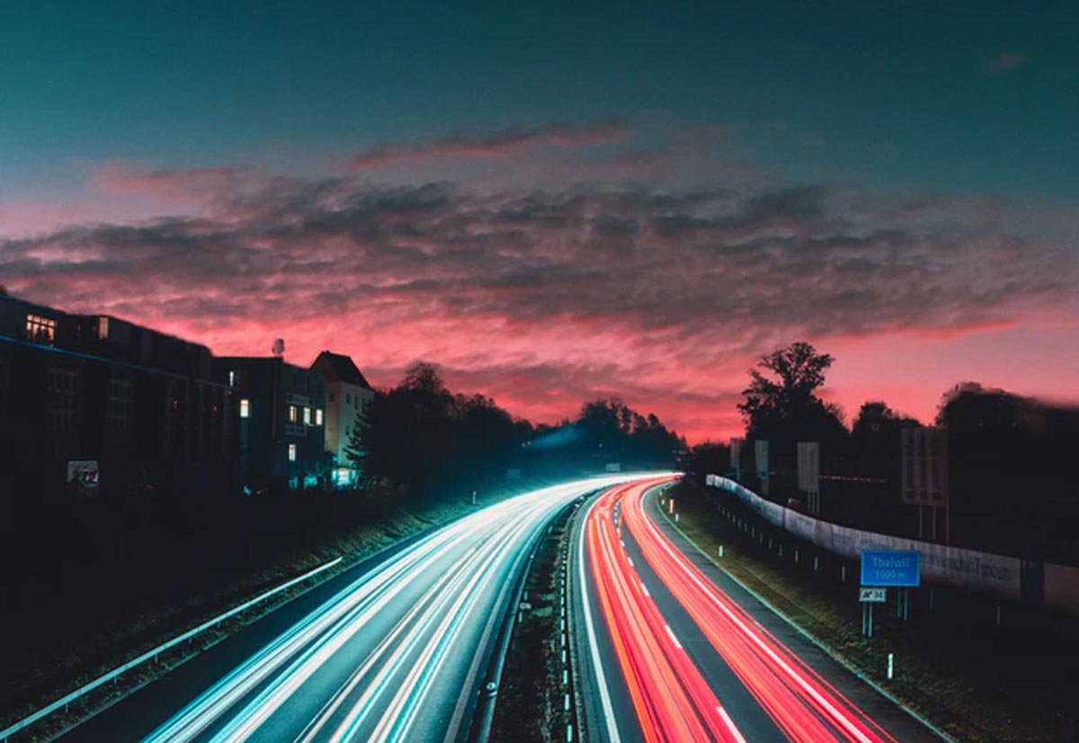 Un’autostrada in cemento magnetico per ricaricare wireless i veicoli elettrici