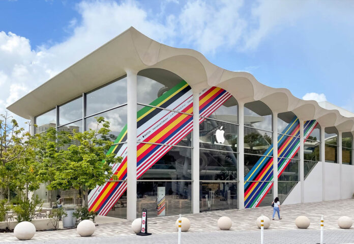 Apple Store decorati con i colori dei cinturini della Collezione Internazionale