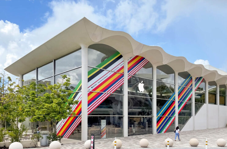 Apple Store decorati con i colori dei cinturini della Collezione Internazionale