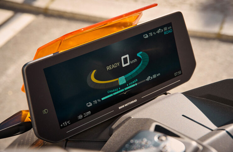 BMW CE 04, mobilità urbana a due ruote a propulsione elettrica