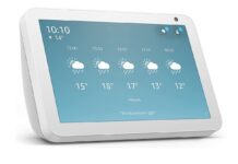 Echo Show 8 in sconto a 71,41 euro invece che 109,99 euro con lampada smart inclusa Echo Show 8 in sconto: 74,99 euro invece che 109,99 euro