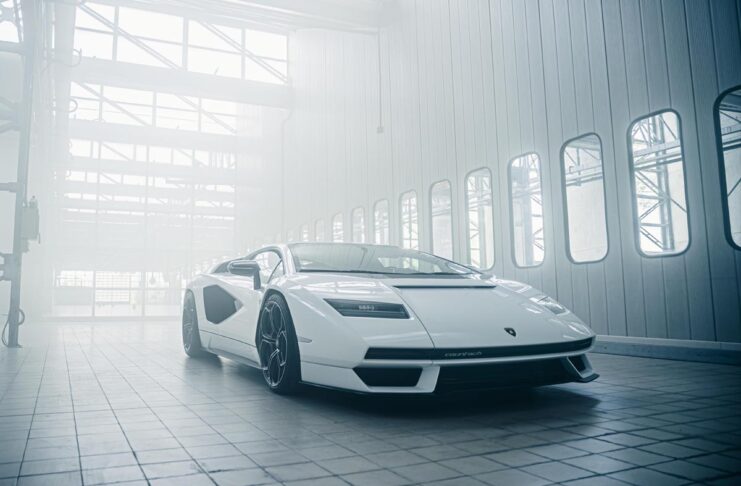 Lamborghini Countach, ritorna l’icona del superlusso anni ’80 ed è ibrida