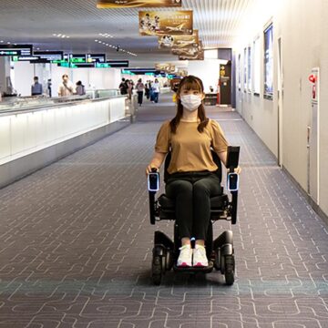 All’aeroporto di Haneda i passeggeri attraversano da seduti con il pilota automatico
