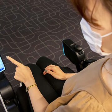 All’aeroporto di Haneda i passeggeri attraversano da seduti con il pilota automatico