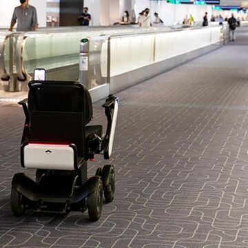 All’aeroporto di Haneda i passeggeri attraversano da seduti con il pilota automatico